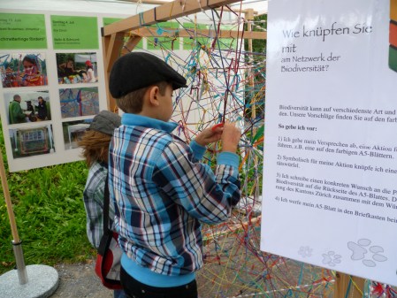 Kinder knüpfen am Netzwerk der Biodiversität. Bild: Verein «Natur liegt nahe»