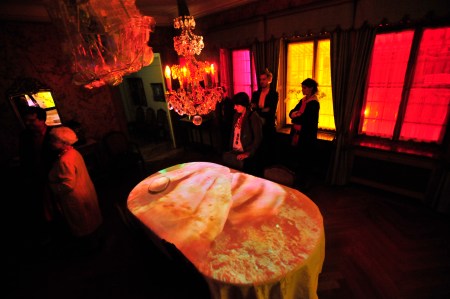 Augendeckel Pipilotti Rist, Videoinstallation im Esszimmer der Villa Langmatt, Courtesy die Künstlerin und Hau