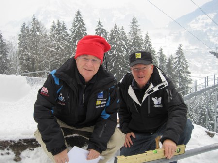 Pierre Bailly (links) vermisst im Beisein von Engelbergs OK-Präsident Ernst von Holzen die Titlis-Schanze für die Neuzertifizierung. Bild Hubert Mathis