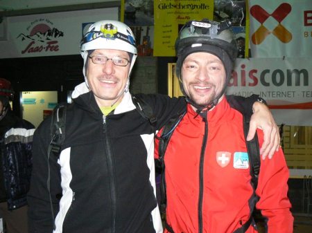 Simon Bumann, Direktor Saas-Fee/Saastal Tourismus und Pfarrer Konrad Rieder vor dem Start