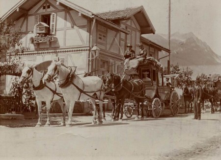 Pferdepost in Savognin um ca 1890. Foto aus Sammlung Romano Plaz. Pferdepost in Savognin um ca 1890. Foto aus Sammlung Romano Plaz.
