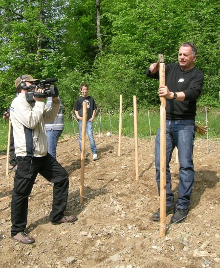 Gérard-Philippe Mabillard, Direktor des Branchenverbandes der Walliser Weine an der Arbeit beobachtet von Canal 9. Foto: Ballenberg.