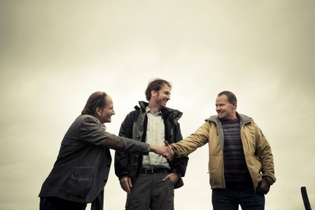 Freuen sich über den Förderpreis: Die Theatermacher Mathias Balzer und Markus Gerber und der Präsident der Alpgenossenschaft Stierva, Roman Brenn (v.l.). 