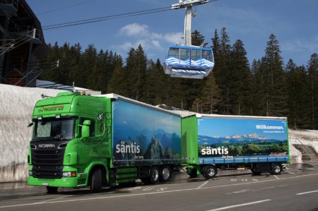 Der neue Lastenzug posiert unter der Schwebebahn