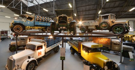 Neue Besucherattraktion auf dem Schlossareal in Rheinfelden Feldschlösschen eröffnet Oldtimer-Ausstellung 100 Jahre Nutzfahrzeuggeschichte unter einem Dach