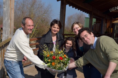 Foto (von rechts nach links): Lorenz Schläfli, C.O. Stiftung Papiliorama; Mutter von Lara und Lara Martins; Chantal Derungs,leitende Biologin; Caspar Bijleveld, Direktor Stiftung Papiliorama