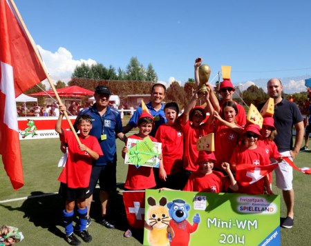 Bei der Mini-WM im Spieleland gewinnt die Schweiz alias SC Reichenhofen/ Unterzeil den Titel
