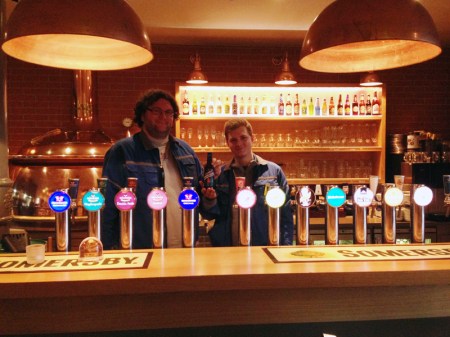 Yannick Montandon (links) und Timon Bamberger mit ihrem Bier im Feldschlösschen Restaurant.