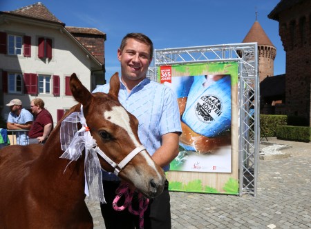 Schwingerkönig Jörg Abderhalden tauft Fohlen Fleur d‘Estavayer