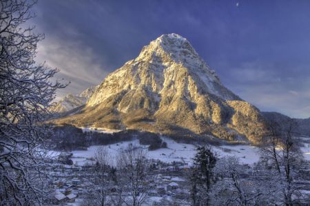 Glarus am Fusse des Glärnisch-Massivs zeigt sich zur Weihnachtszeit von seiner   winterlich-verträumten Seite.