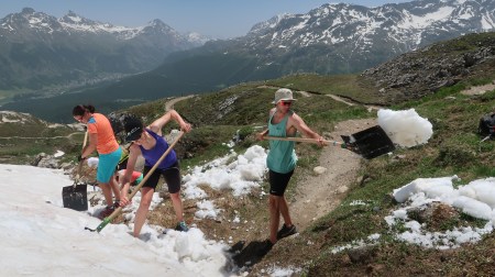 St. Moritz vertreibt den Winter mit der Schaufel  Weltschaufeltag: Bahn frei für den Sommer!