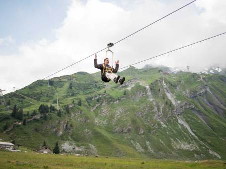 Abt Christian Meyer vom Kloster En- gelberg die Zipline Trübsee Flyer sowie den Schmuggler & Säumer  Spielplatz eingeweiht.