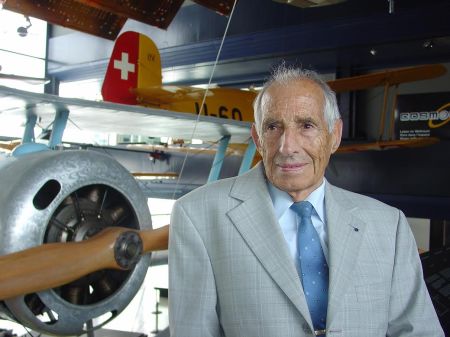 Alfred Waldis, Mitbegruender und erster Direktor des Verkehrshaus Luzern, liess am Dienstag, 7. September 2004 im Verkehrshaus Luzern, VHS, von der Geburtstagstorte IMAX 85 Ballone mit Gutscheinen fuer den Eintritt von gleichviel Familien steigen, um seinen 85. Geburtstag und das 45-jaehrige Bestehen des VHS zu feiern. (PHOTOPRESS/Verkehrshaus)